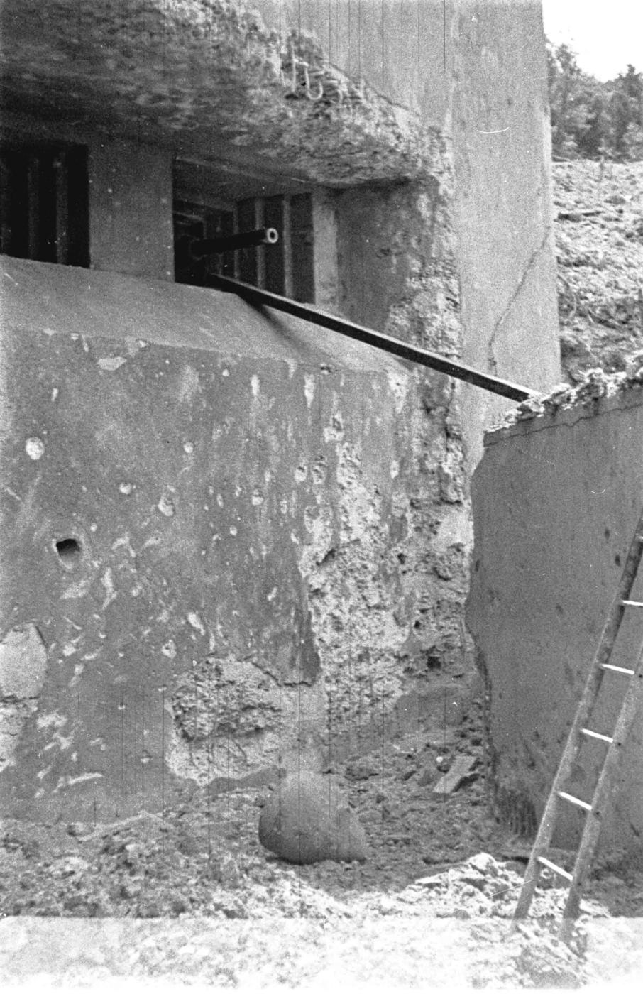 Ligne Maginot - HOCHWALD - (Ouvrage d'artillerie) - Bloc 13
Lance bombe de 135 sous casemate
Le bloc après les combats - Albert Haas