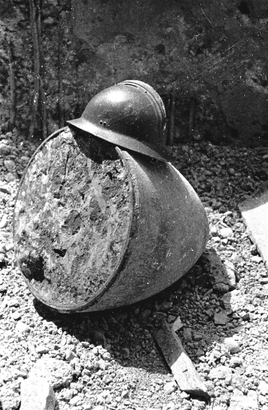 Ligne Maginot - HOCHWALD - (Ouvrage d'artillerie) - Bloc 13
Tête d'obus de 420 mm 
Le casque donne l'échelle - Albert Haas