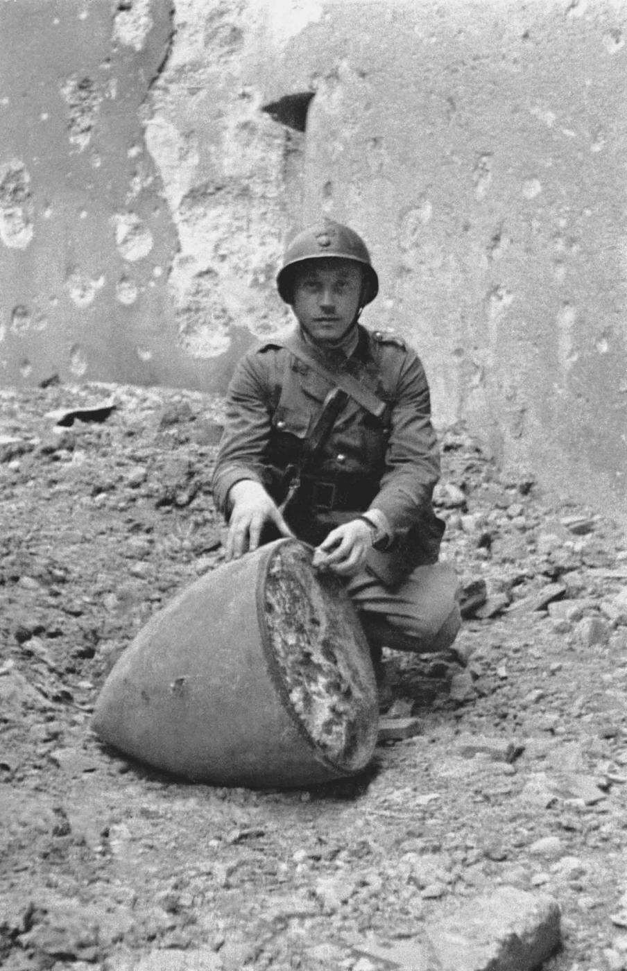 Ligne Maginot - HOCHWALD - (Ouvrage d'artillerie) - Bloc 13
Tête d'obus de 420 mm 
Le SLt Haas - Inconnu