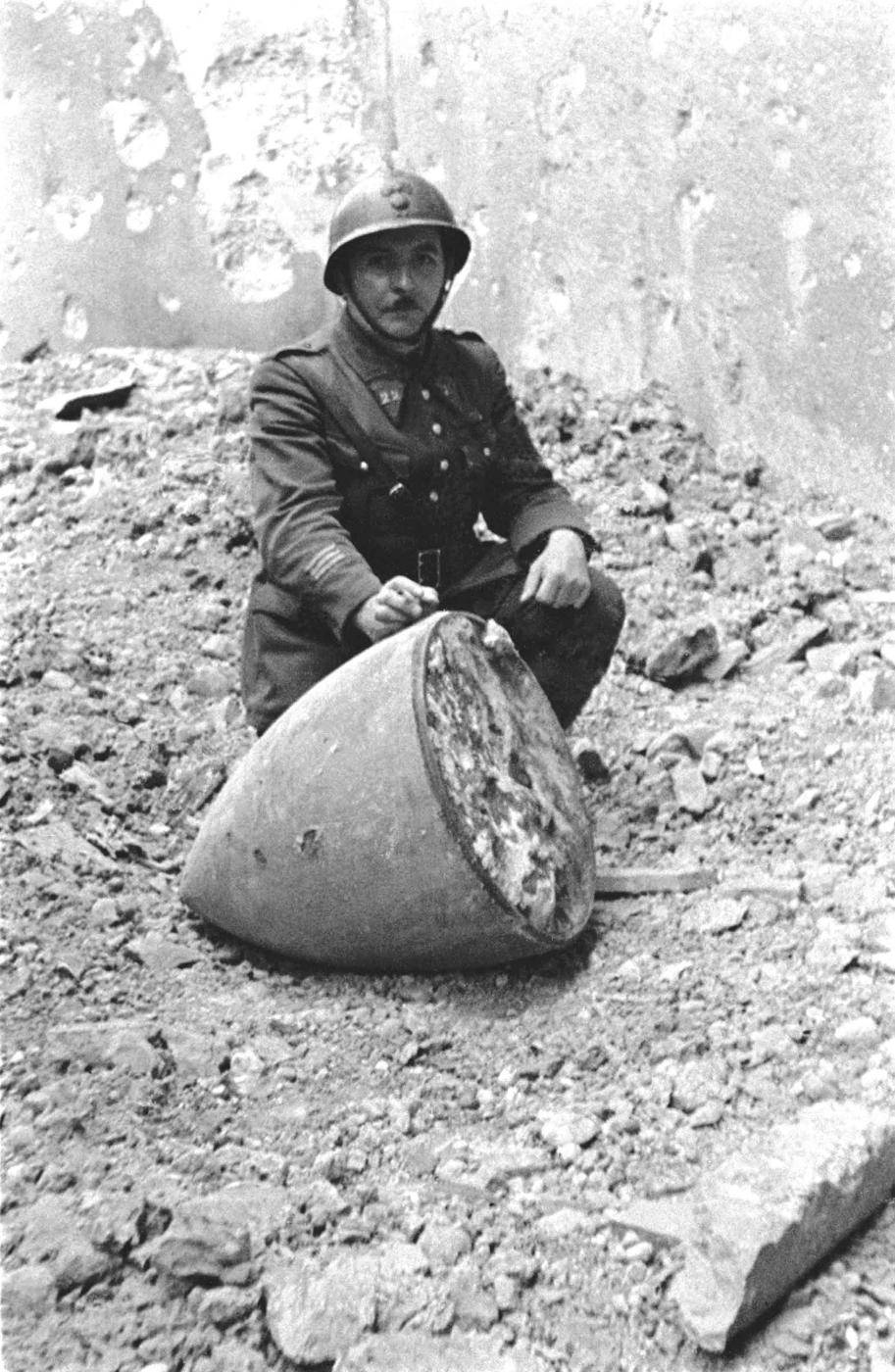 Ligne Maginot - HOCHWALD - (Ouvrage d'artillerie) - Bloc 13
Tête d'obus de 420 mm 
Le Cne Roy - Albert HAAS