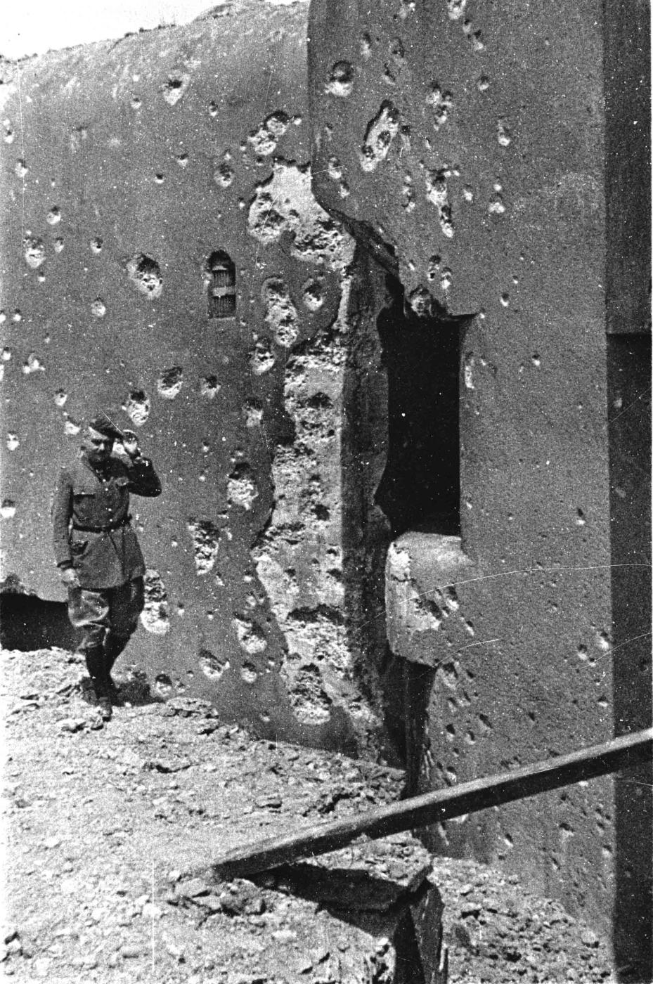 Ligne Maginot - HOCHWALD - (Ouvrage d'artillerie) - Bloc 13
Lance bombe de 135 sous casemate
 - Albert HAAS