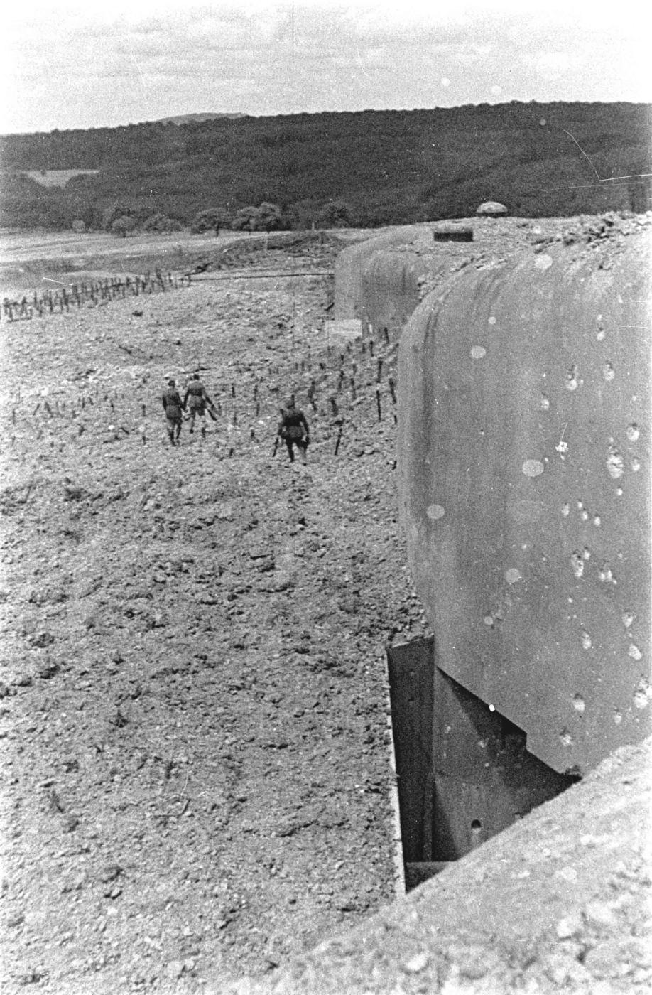 Ligne Maginot - HOCHWALD - (Ouvrage d'artillerie) - Les bloc 13 et 12 après les combats
 - Albert HAAS