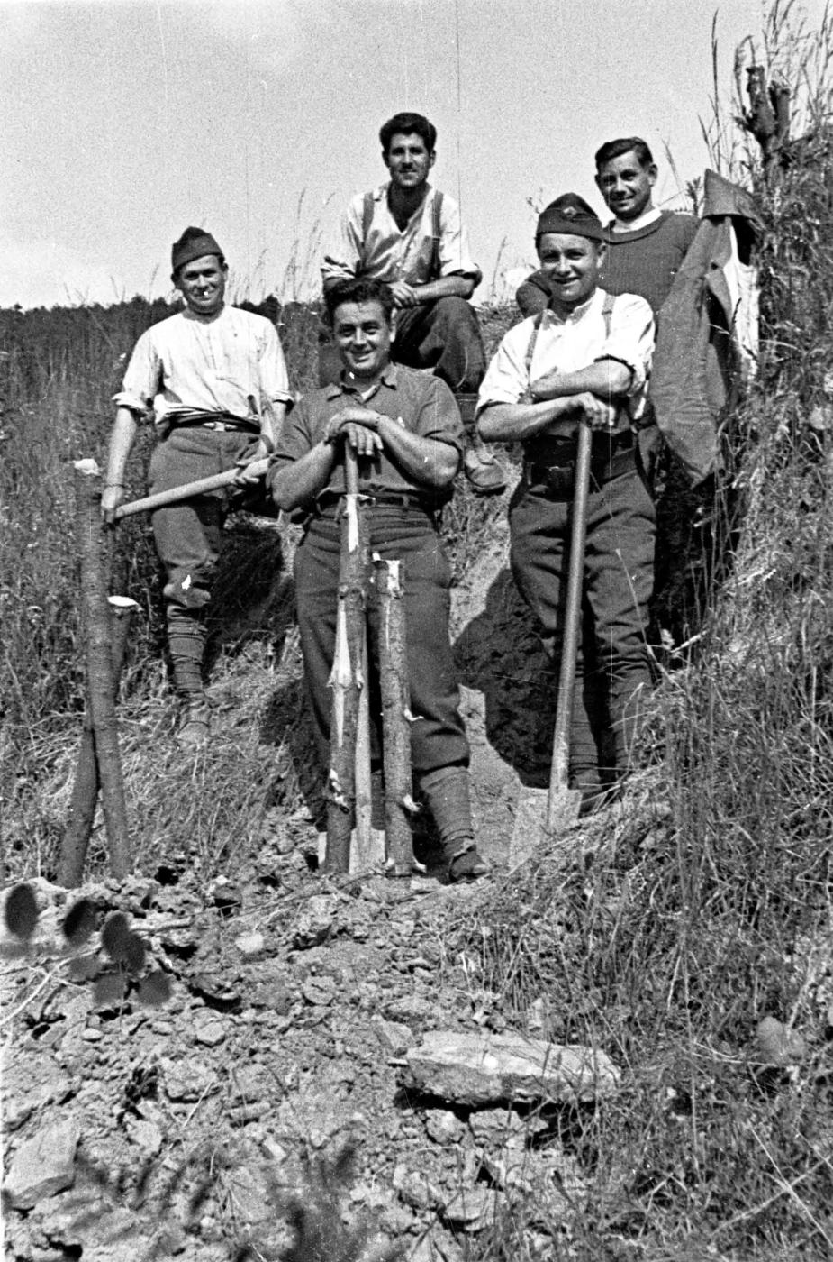 Ligne Maginot - HOCHWALD - (Ouvrage d'artillerie) - Travaux extérieurs
Mise en place d'un réseau de barbelés - Albert HAAS