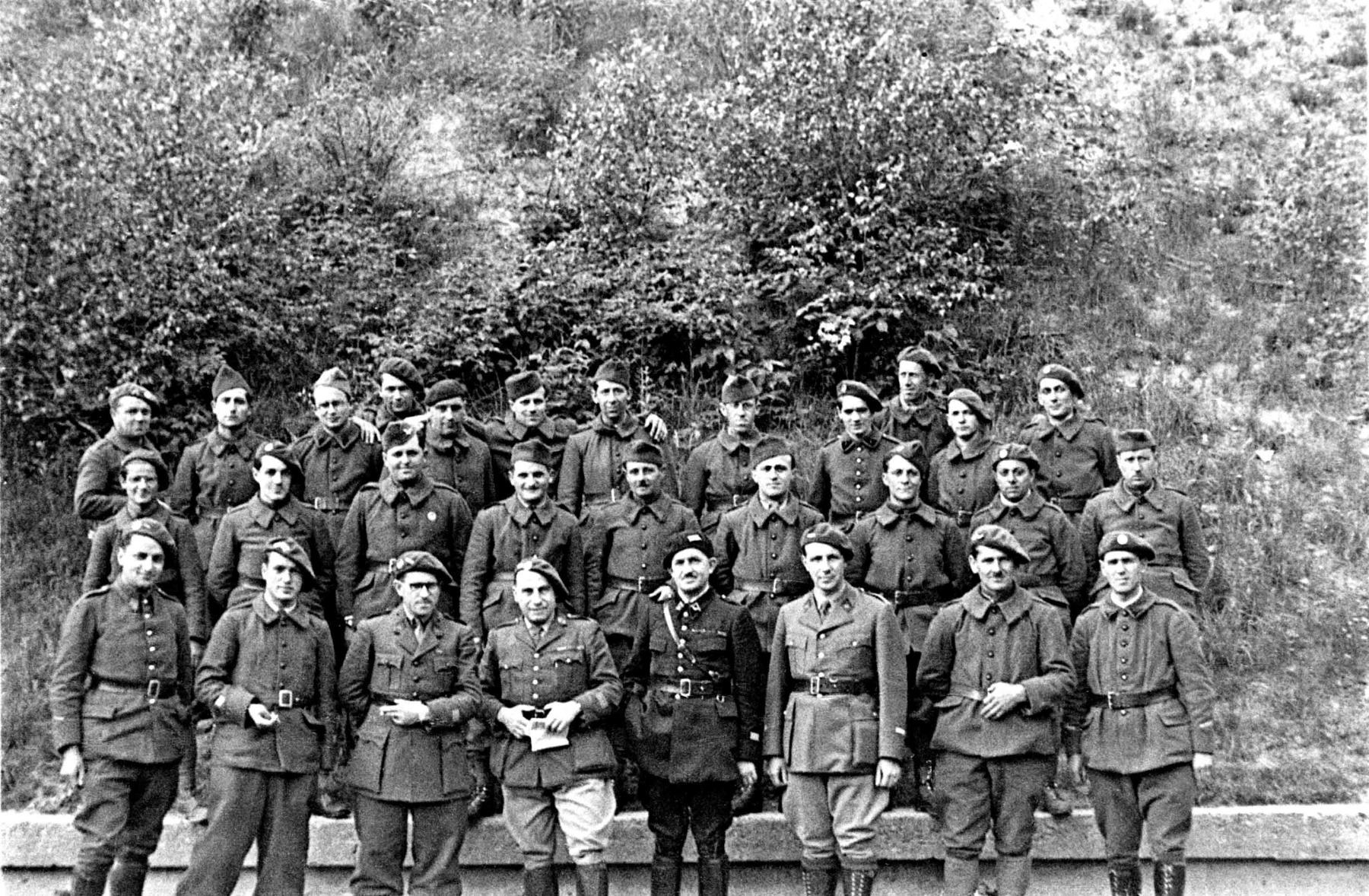 Ligne Maginot - HOCHWALD - (Ouvrage d'artillerie) - Une partie de l'équipage de l'ouvrage
Au cebntre en bas, le Cne Nuninger commandant l'infanterie de l'ouvrage, le Cne ?, le Cne Walter commandant en second et le Lt Barthel commandant le bloc 8 (EM) - Albert HAAS