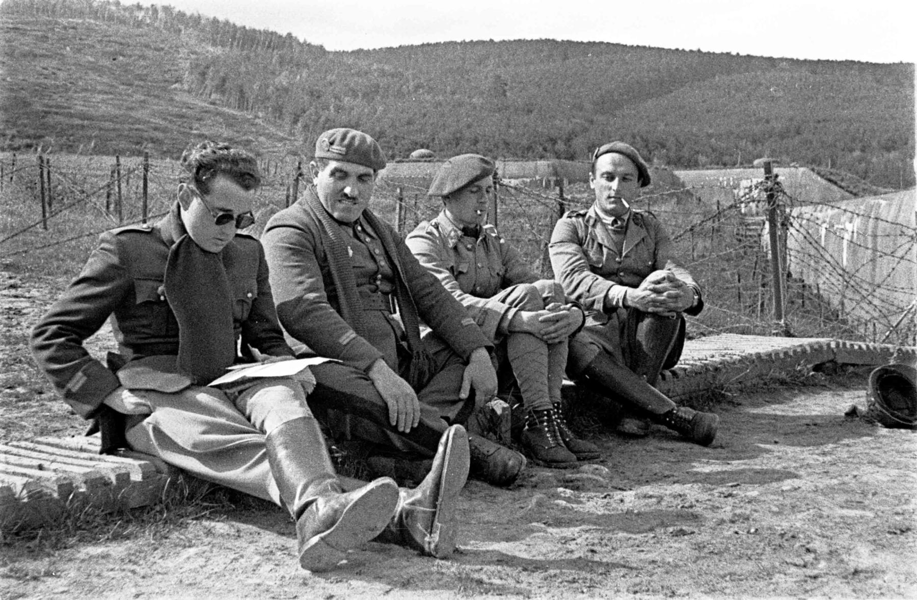 Ligne Maginot - HOCHWALD - (Ouvrage d'artillerie) - Les Lt Weisè observateur artillerie bloc 1, Anglès commandant le bloc 7 bis, René Ayral commandant le bloc 5 et Coquard commandant le bloc 1 - Albert HAAS