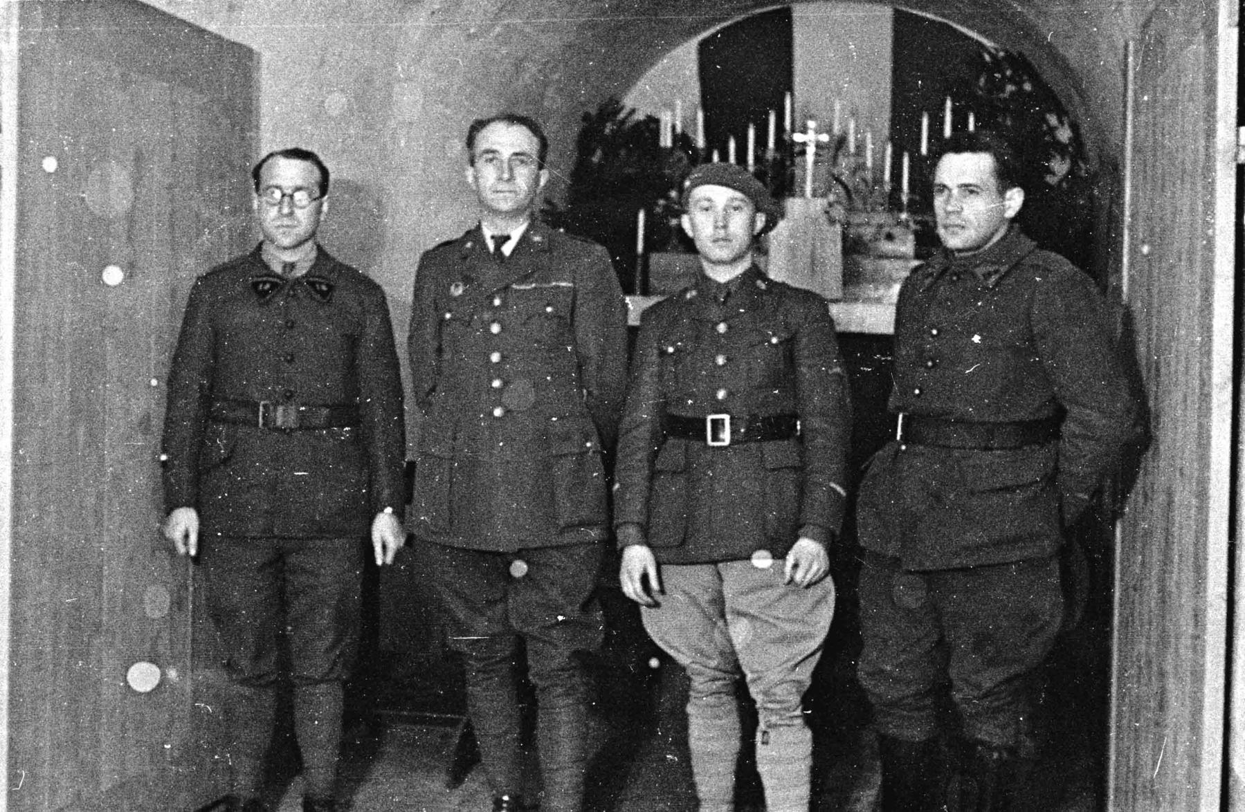 Ligne Maginot - HOCHWALD - (Ouvrage d'artillerie) - Bloc 3
La chapelle au bas du bloc
Au centre, le Cne Boutry et le SLt Haas - Inconnu