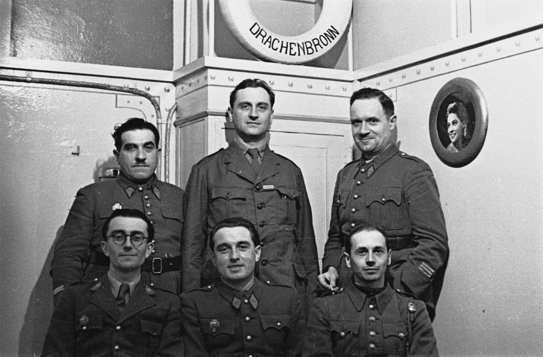 Ligne Maginot - HOCHWALD - (Ouvrage d'artillerie) - Le mess officiers
SLt Piet (chef art b3 ) , Lt Anglès (cdt B7 bis), Lt Weisé (Obs artillerie B1), Lt Gillet , Lt Ayral  (Cdt B5), Cne Barrier (Cdt art Est)