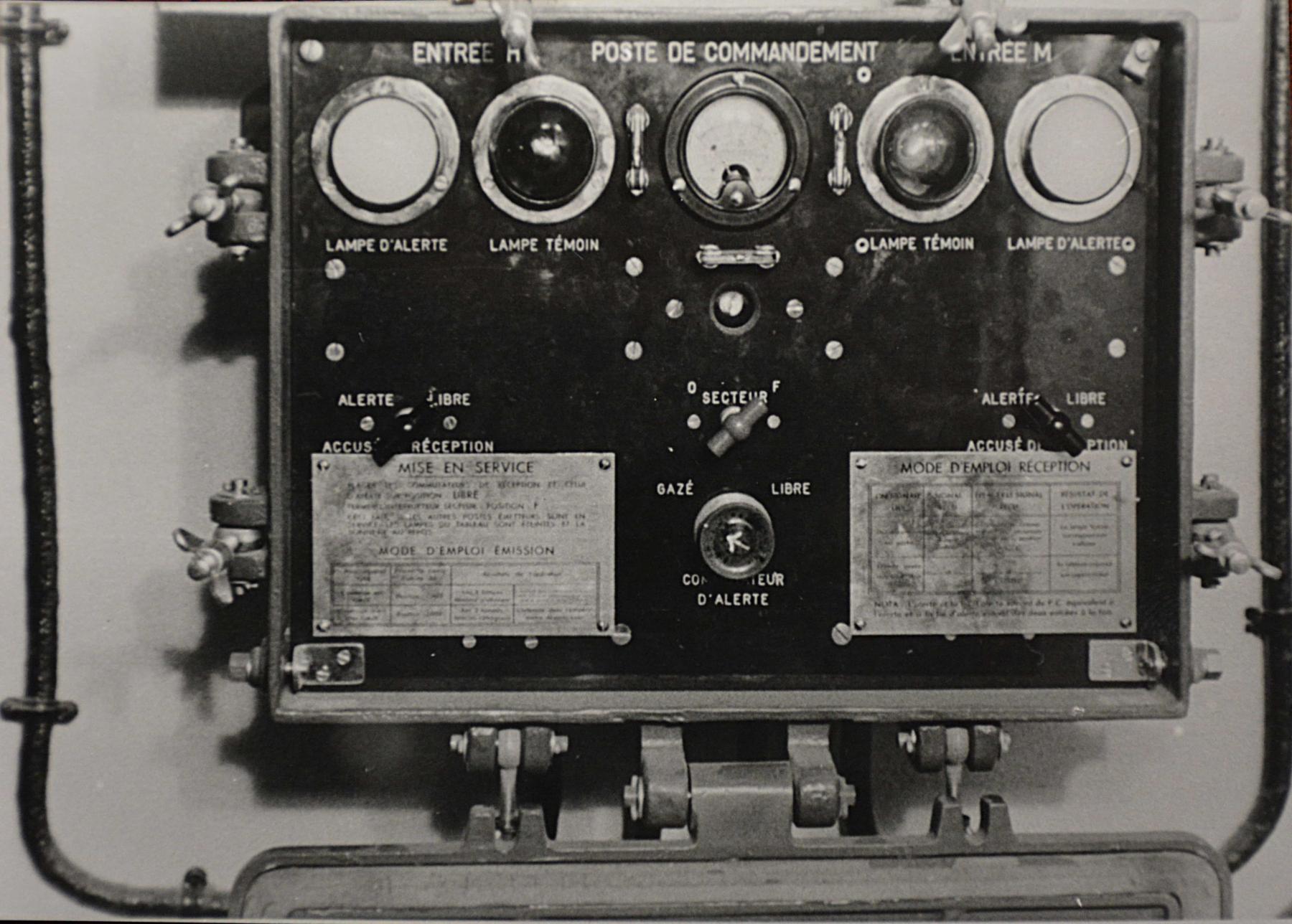 Ligne Maginot - Système d'alerte au gaz - Poste émetteur récepteur - Tableau émetteur et récepteur du sytème d'alerte au gaz prévu pour le PC de l'ouvrage
(ouvrage du Simserhof - aout 1940)