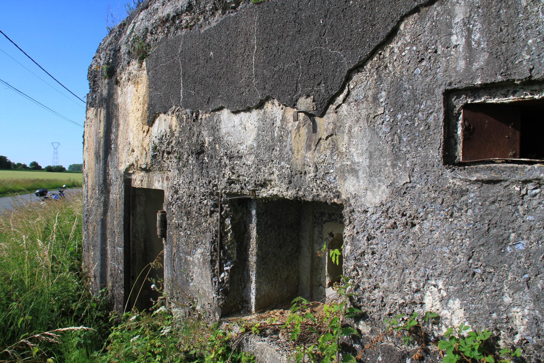 Ligne Maginot - B521 - STATION DE WARGNIES - (Blockhaus pour canon) - Etat extérieur juin 2022. Côté route. Un gazoduc longe l'ouvrage. - Léon Carpentier