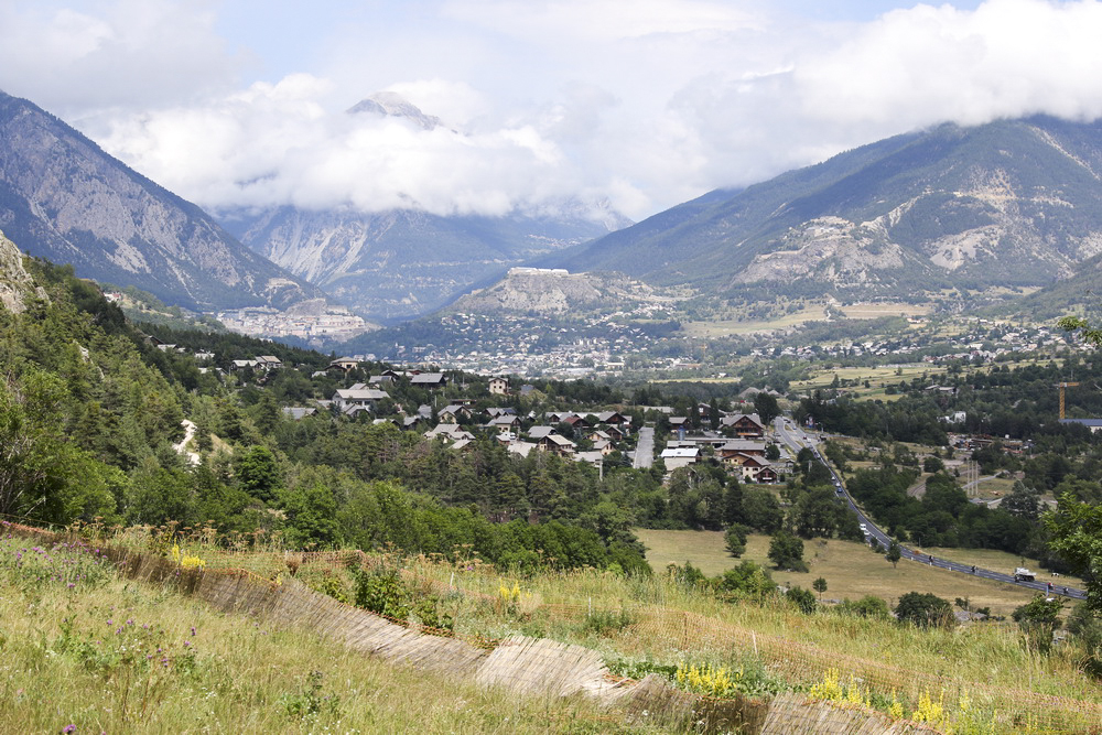 Ligne Maginot - PRELLES - LES ANDRIEUX - (Blockhaus pour arme infanterie) - Le plan feu du bloc. La Route Briançon-Gap. Vue sur Briançon et ses forts. Au fond dans les nuages le Chaberton - Alain Perouffe