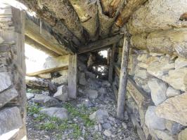 Ligne Maginot - L'OLIVE (BATTERIE CAVERNE) - (Position d'artillerie préparée) - Tranchée couverte avec deux emplacements de tir, peut-être pour mortier.