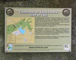 Ligne Maginot - BASSE PARTHE EST - C46 - (Casemate d'infanterie - Simple) - Panneau touristique et informatif
Ce panneau détaillé, apposé sur un des murs de la casemate, renseigne le promeneur sur la nature des deux édifices, l'autre casemate étant située à proximité. Un coquille s'est glissée dans le texte concernant l'armement antichar, ces deux casemates étant dotées de canons de 37 mm.