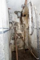 Ligne Maginot - BASSE PARTHE EST - C46 - (Casemate d'infanterie - Simple) - Etage inférieur
Arrivées des câbles téléphoniques (deux) et électrique ? ainsi que d'une tuyau d'alimentation en eau venant de .......