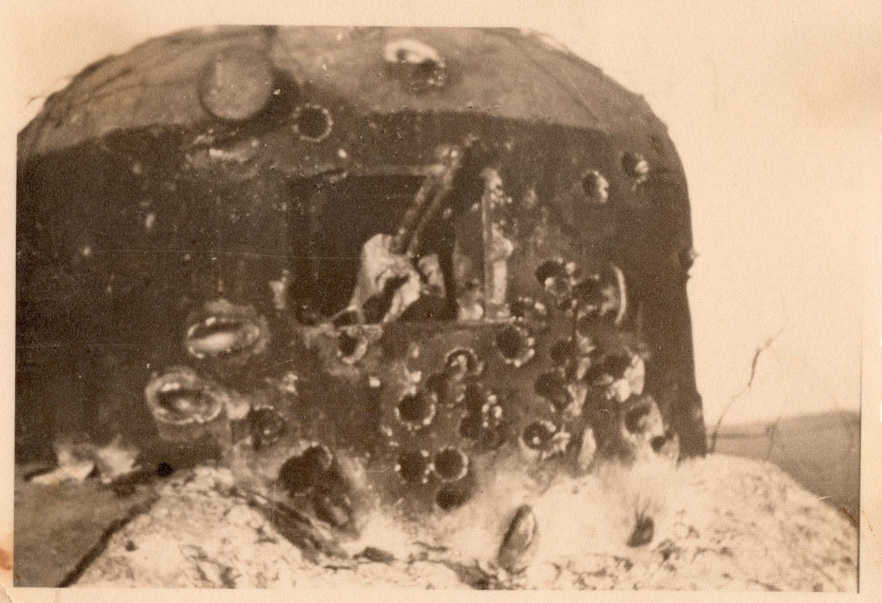 Ligne Maginot - GUNSTHAL COL OUEST - (Blockhaus pour arme infanterie) - La cloche GFM peu après les combats avec les vestiges du FM 24/29 et de son support disloqués par les obus de 37mm. - Inconnu