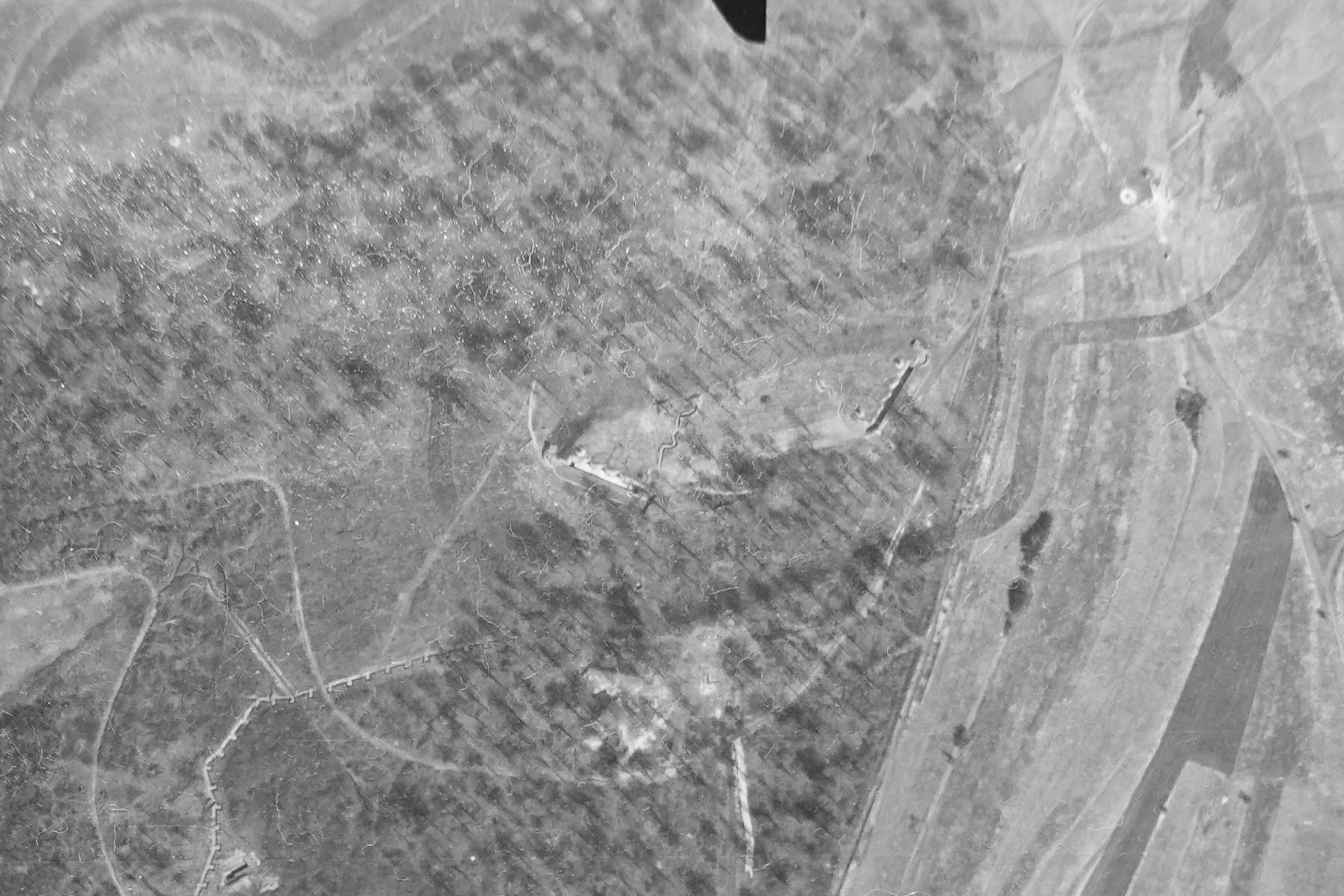 Ligne Maginot - LATIREMONT - A3 - (Ouvrage d'artillerie) - Vue aérienne du 12 mars 1940 des blocs avant de l'ouvrage. Les deux énormes blocs 5 et 6 sont particulièrement visibles. - Armée de l'Air 