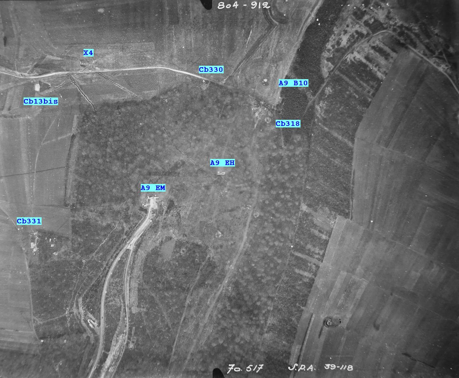 Ligne Maginot - MOLVANGE - A9 - (Ouvrage d'artillerie) - Vue aérienne du 11 mars 1940 montrant particulièrement la zone des entrées de Molvange et les diverses constructions de la zone - Armée de l'Air - Observateur Lt Gaubert