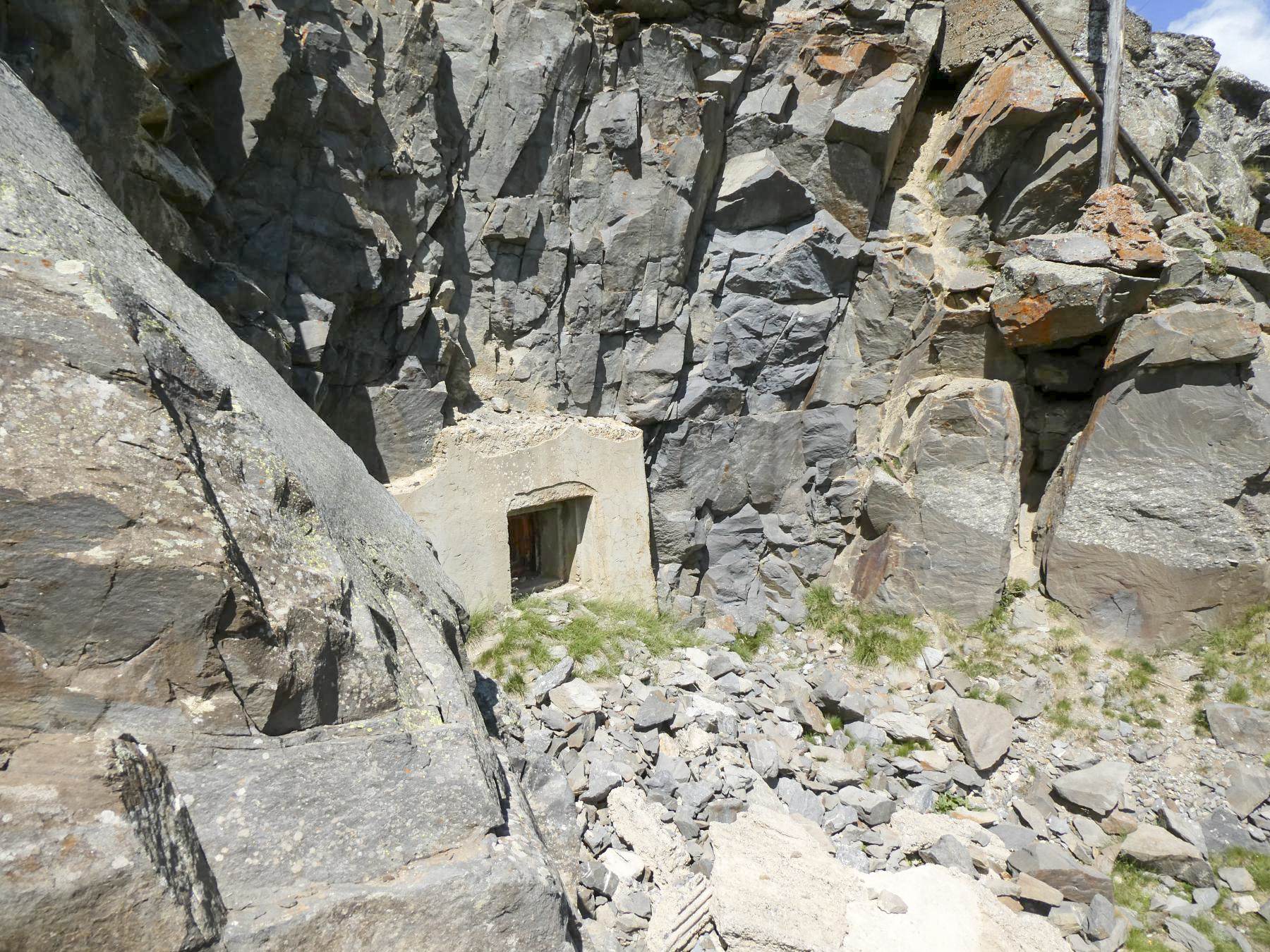 Ligne Maginot - COL DE BUFFERE - (Ouvrage d'infanterie) - Bloc 2
Créneau pour mitrailleuse et restes du dispositif de construction - ELLENA Daniel - CUNY Philippe