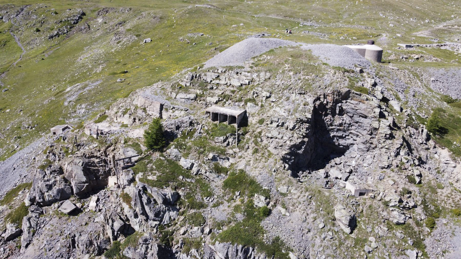 Ligne Maginot - COL DE BUFFERE - (Ouvrage d'infanterie) - A droite l'excavation du bloc 3 - ELLENA Daniel - CUNY Philippe