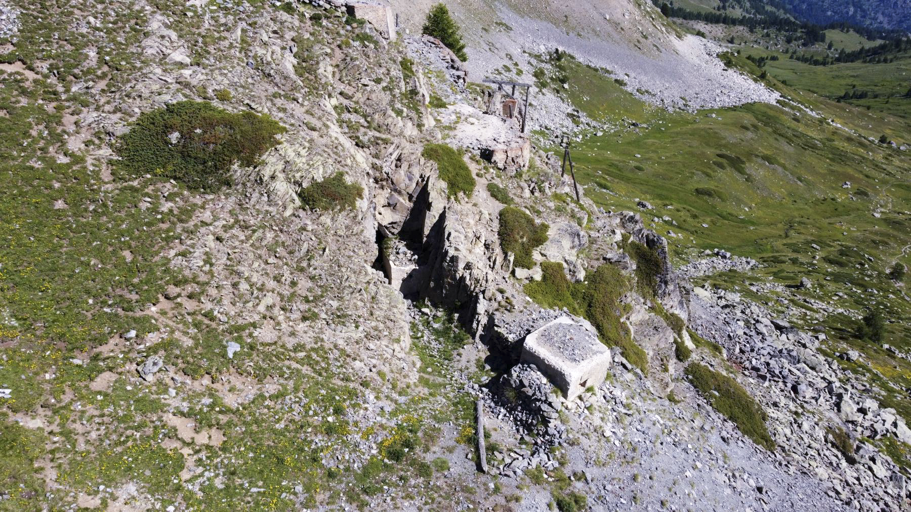 Ligne Maginot - COL DE BUFFERE - (Ouvrage d'infanterie) - L'issue de secours inachevée - ELLENA Daniel - CUNY Philippe