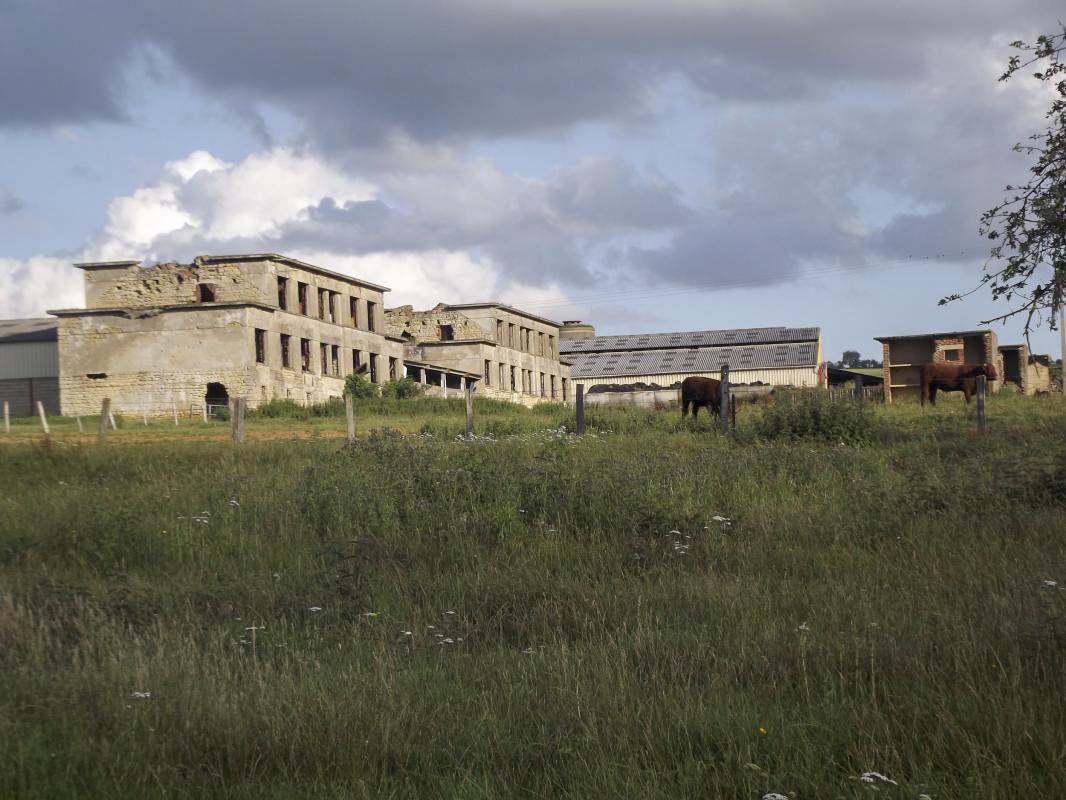 Ligne Maginot - LA FERTE - (Camp de sureté) - Vue sur la partie supérieure du casernement depuis le lieu dit 'LA ROSIERE' - David HARMAND
