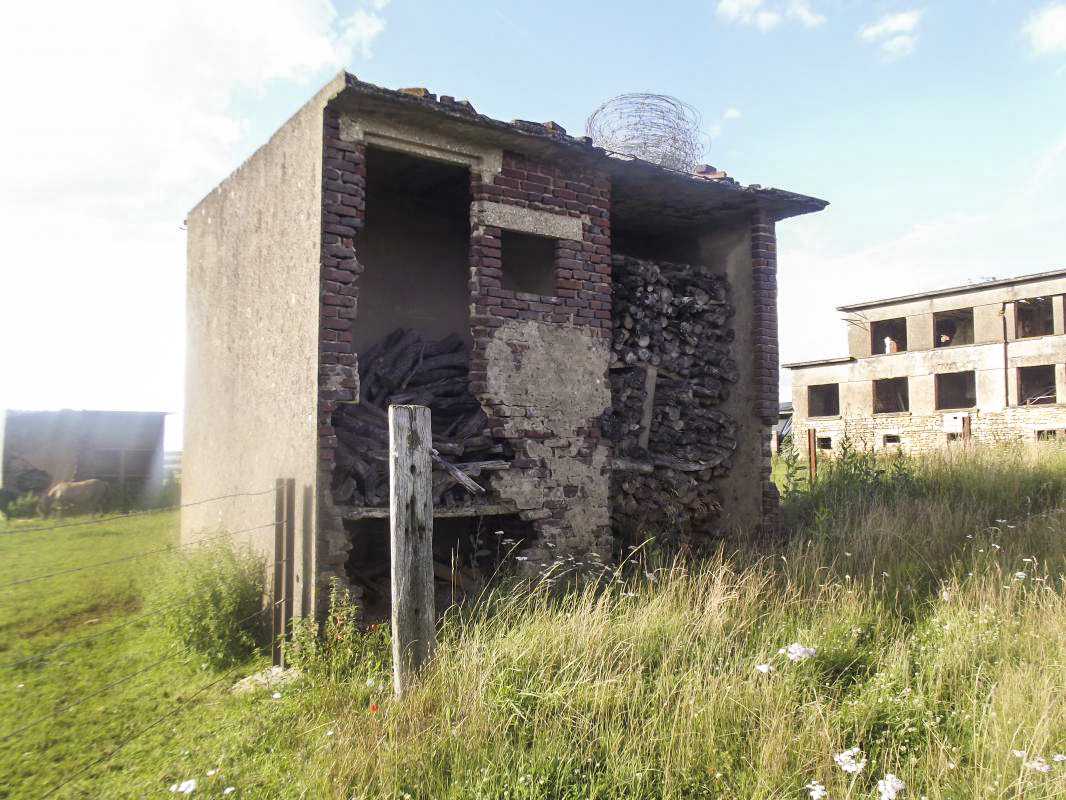 Ligne Maginot - LA FERTE - (Camp de sureté) - Vue sur les cabanes situées à l'arrière des anciens jardins (clapiers à lapin, poulailler etc...) - David HARMAND