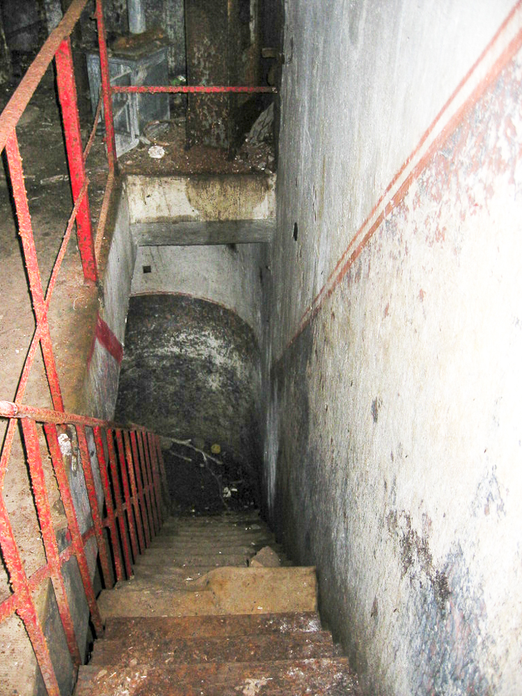 Ligne Maginot - BASSE PARTHE OUEST - C45 - (Casemate d'infanterie - Simple) - Descente vers l'étage inférieur de la casemate - Michel Teiten