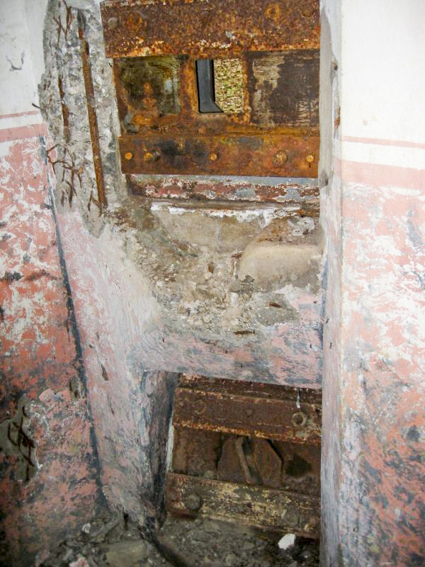 Ligne Maginot - BASSE PARTHE OUEST - C45 - (Casemate d'infanterie - Simple) - Vue intérieure des créneaux de défenses FM (celui du bas bat le fossé diamant) - Michel Teiten