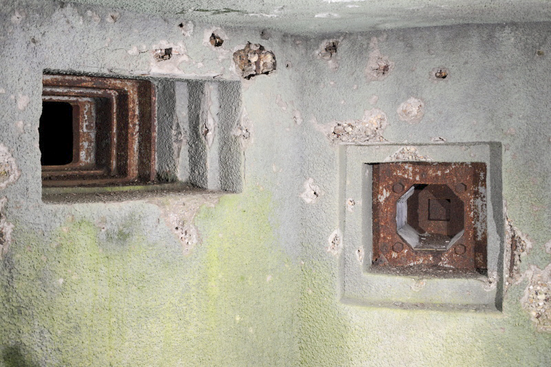 Ligne Maginot - BASSE PARTHE EST - C46 - (Casemate d'infanterie - Simple) - Créneau de jumelage de mitrailleuse, ainsi qu'un créneau de défense de proximité. - www.arnaultjl-photo.com