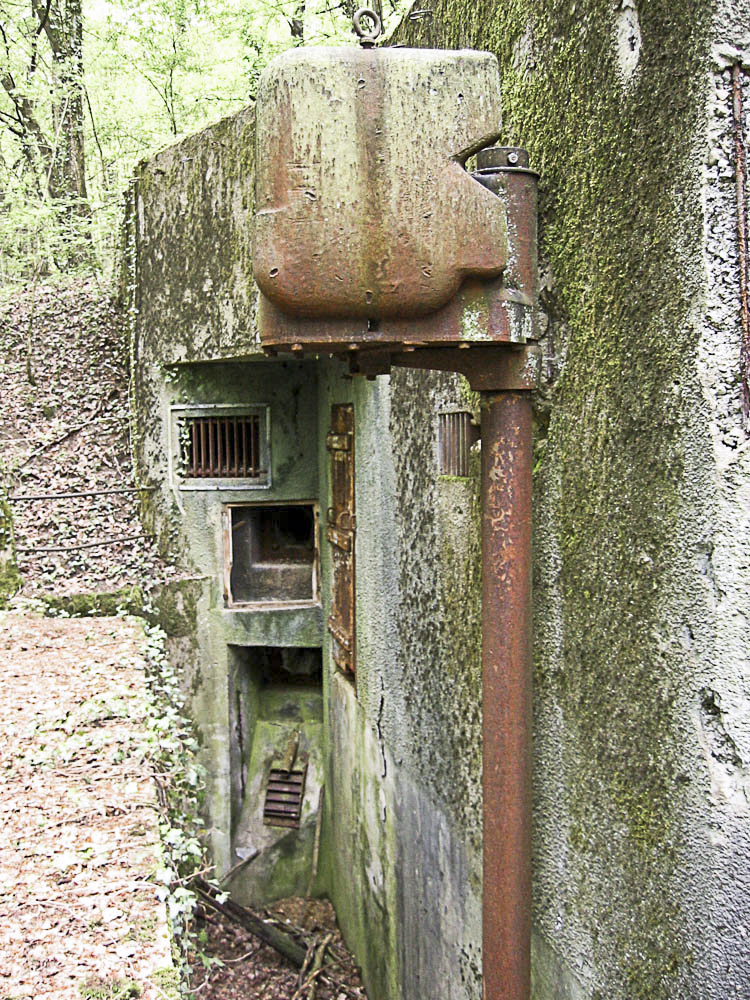 Ligne Maginot - BASSE PARTHE EST - C46 - (Casemate d'infanterie - Simple) - Projecteur blindé au premier plan. A l'arrière-plan, entrée de la casemate et créneaux de défense rapprochée pour FM - Michel Teiten