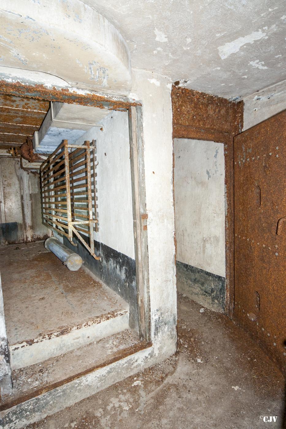 Ligne Maginot - BASSE PARTHE EST - C46 - (Casemate d'infanterie - Simple) - Etage supérieur
La chambre de tir et la seconde porte blindée de la casemate - Lia VERMEULEN