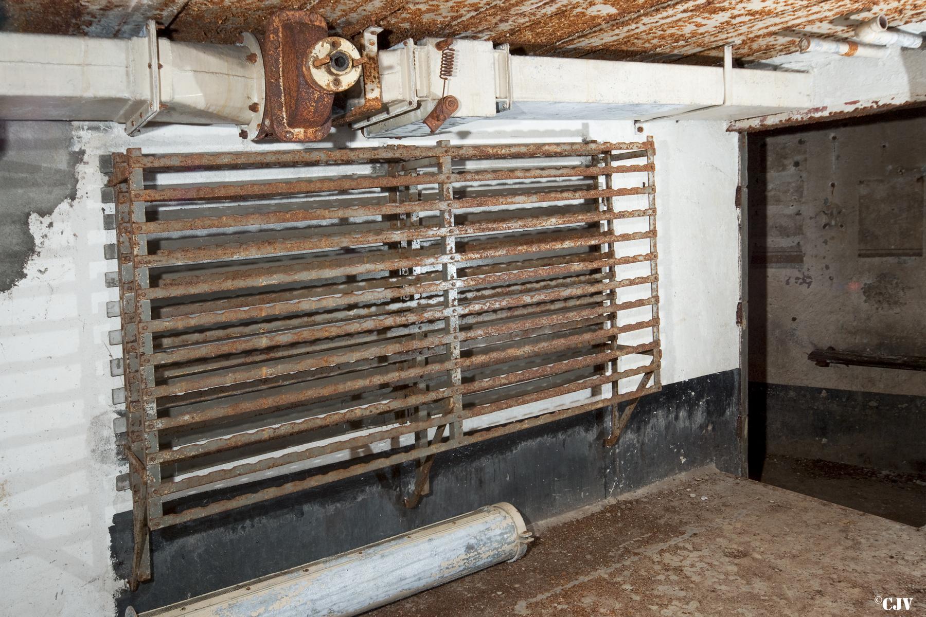 Ligne Maginot - BASSE PARTHE EST - C46 - (Casemate d'infanterie - Simple) - Chambre de tir
Casier pour les munitions du canon antichar - Lia VERMEULEN