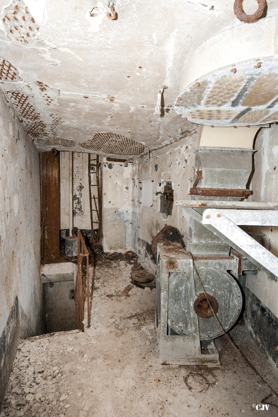 Ligne Maginot - BASSE PARTHE EST - C46 - (Casemate d'infanterie - Simple) - Etage supérieur, 
Les vestiges du système de ventilation-filtrage - Lia VERMEULEN