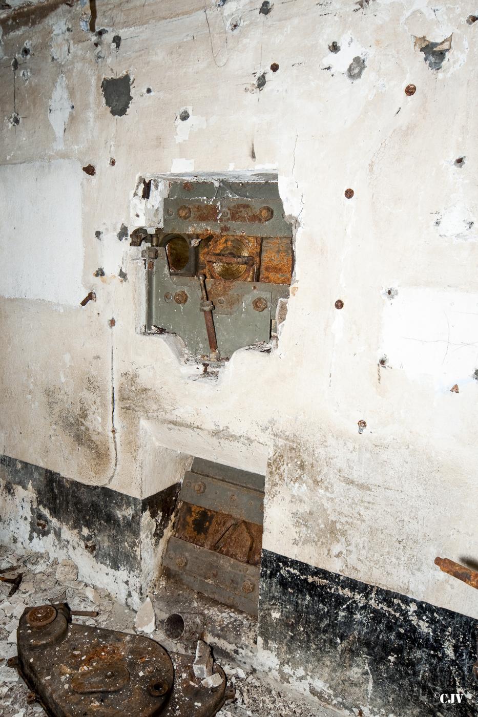 Ligne Maginot - BASSE PARTHE EST - C46 - (Casemate d'infanterie - Simple) - Créneaux pour FM, le créneau supérieur assure la défense rapproche de l'entrée, le créneau inférieur la couverture du fossé - Lia VERMEULEN