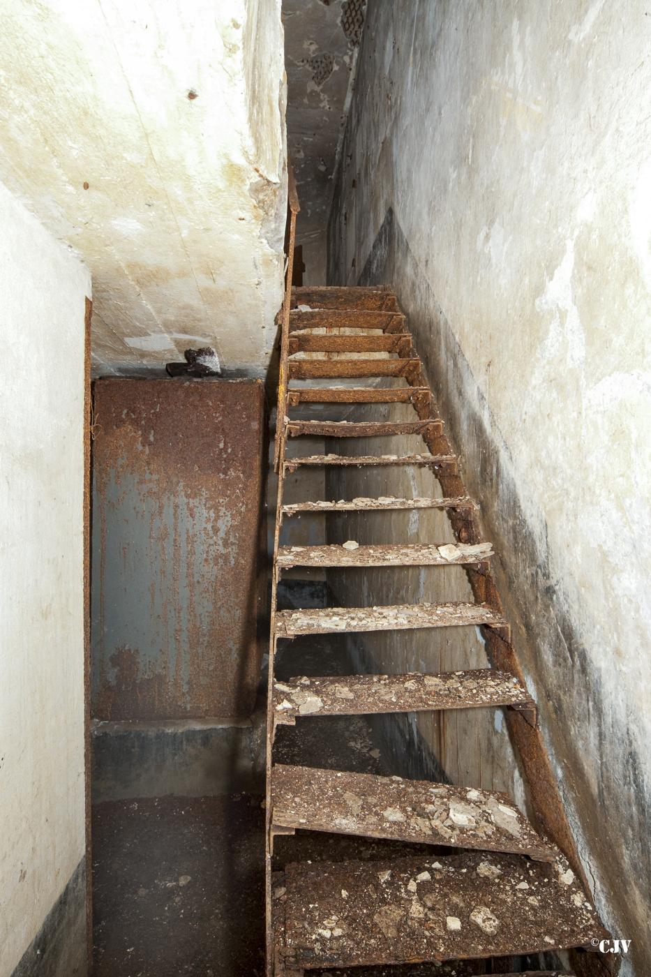 Ligne Maginot - BASSE PARTHE EST - C46 - (Casemate d'infanterie - Simple) - L'escalier métallique assurant la communication entre les deux niveaux - Lia VERMEULEN