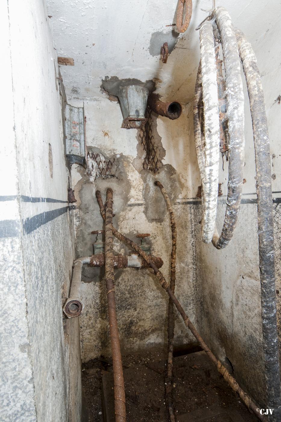 Ligne Maginot - BASSE PARTHE EST - C46 - (Casemate d'infanterie - Simple) - Etage inférieur
Arrivées des câbles téléphoniques (deux) et électrique ? ainsi que d'une tuyau d'alimentation en eau venant de ....... - Lia VERMEULEN