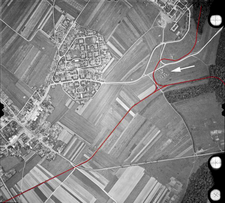 Ligne Maginot - ANGEVILLERS - (Dépôt de Munitions) - Photo aérienne de 1954, avec le tracé de la voie de 60, la cité cadres d'Angevillers et la localisation du dépôt - IGN - Géoportail 1954