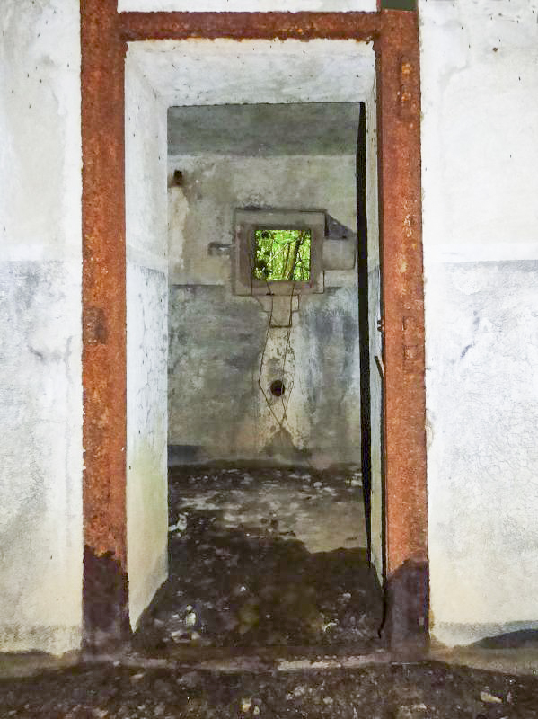 Ligne Maginot - B808 - BOIS DES AISEMENTS - (Blockhaus pour canon) - Passage entre la chambre de tir et le couloir d'entrée - JMBrams