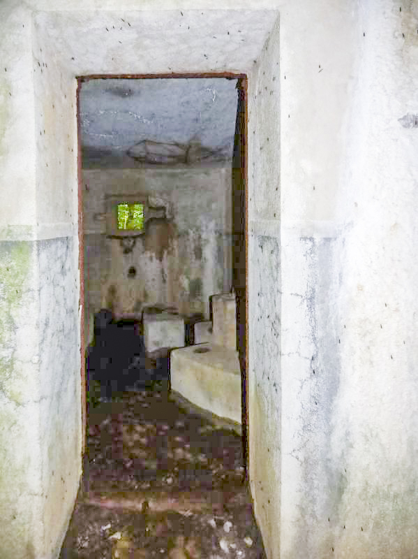 Ligne Maginot - B808 - BOIS DES AISEMENTS - (Blockhaus pour canon) - Passage entre le couloir d'entrée et la chambre de tir - JMBrams