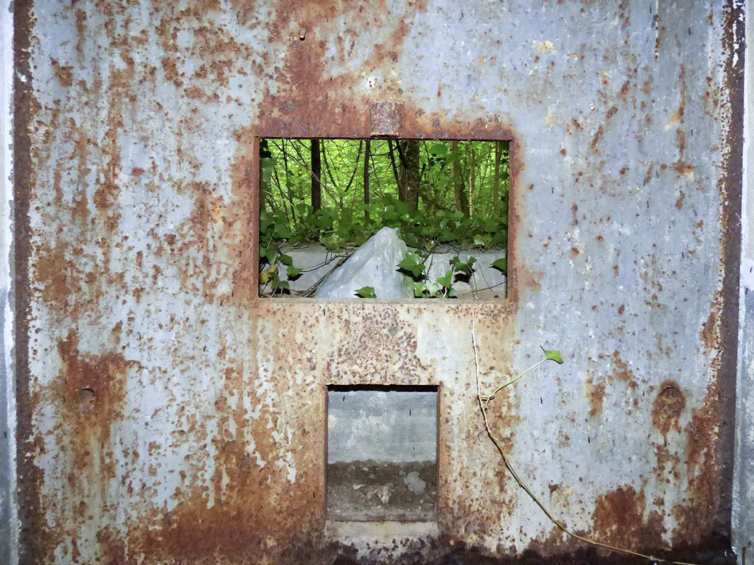 Ligne Maginot - B808 - BOIS DES AISEMENTS - (Blockhaus pour canon) - La chambre de tir
Flanquement droit - Embrasure - JMBrams