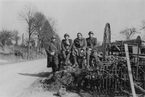 Ligne Maginot - 122 - (Barrage de Route) - Hommes du 167° RIF à proximité de la barrière 122
Sur la photo, l'aspirant Edmond Caspar (1919-2000)