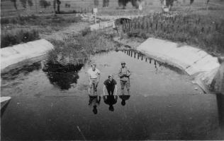 Ligne Maginot - RESERVOIR DE HOSTE-BAS - (Inondation défensive) - La sortie du réservoir de Hoste Bas avec le réseau de rail antichars
Hommes du 174° RMIF