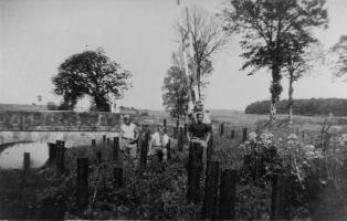Ligne Maginot - LA BARRIERE - (Barrage de Route) - La sortie du réservoir de Hoste Bas avec le réseau de rail antichars et la barrière de route
Hommes du 174° RMIF