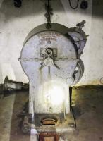 Ligne Maginot - BREHAIN - A6 (Ouvrage d'artillerie) - Pompe pour puits profond Masure et Fils équipant le puits alimentant l'ouvrage en eau
Tête du puits, la bielle et la tringlerie ont été démontées
