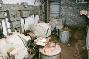 Ligne Maginot - BREHAIN - A6 - (Ouvrage d'artillerie) - La sous-station des blocs
Les groupes convertisseurs déstinés à produire le 110V continu utilisé par les tourelles des blocs de l'ouvrage.