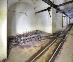 Ligne Maginot - BREHAIN - A6 - (Ouvrage d'artillerie) - Le magasin à munitions M1
L'un des dormants installés après guerre dans les galeries.