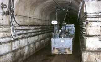 Ligne Maginot - BREHAIN - A6 - (Ouvrage d'artillerie) - Locotracteur VETRA dans la galerie principale
1984
