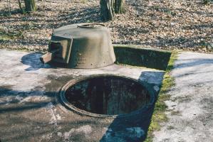 Ligne Maginot - LANGSTWALD 4 - (Blockhaus pour arme infanterie) - Le blockhaus en 1980
La tourelle fortement endommagée est encore sur place