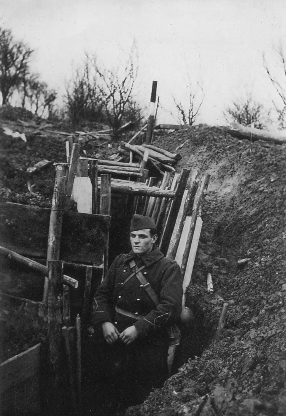 Ligne Maginot - GALGENBERG - A15 - (Ouvrage d'artillerie) - A proximité de l'ouvrage:
Aménagement de la position entre Galgenberg et Sentzich
Sur la photo, l'aspirant Edmond Caspar (1919-2000) - Inconnu