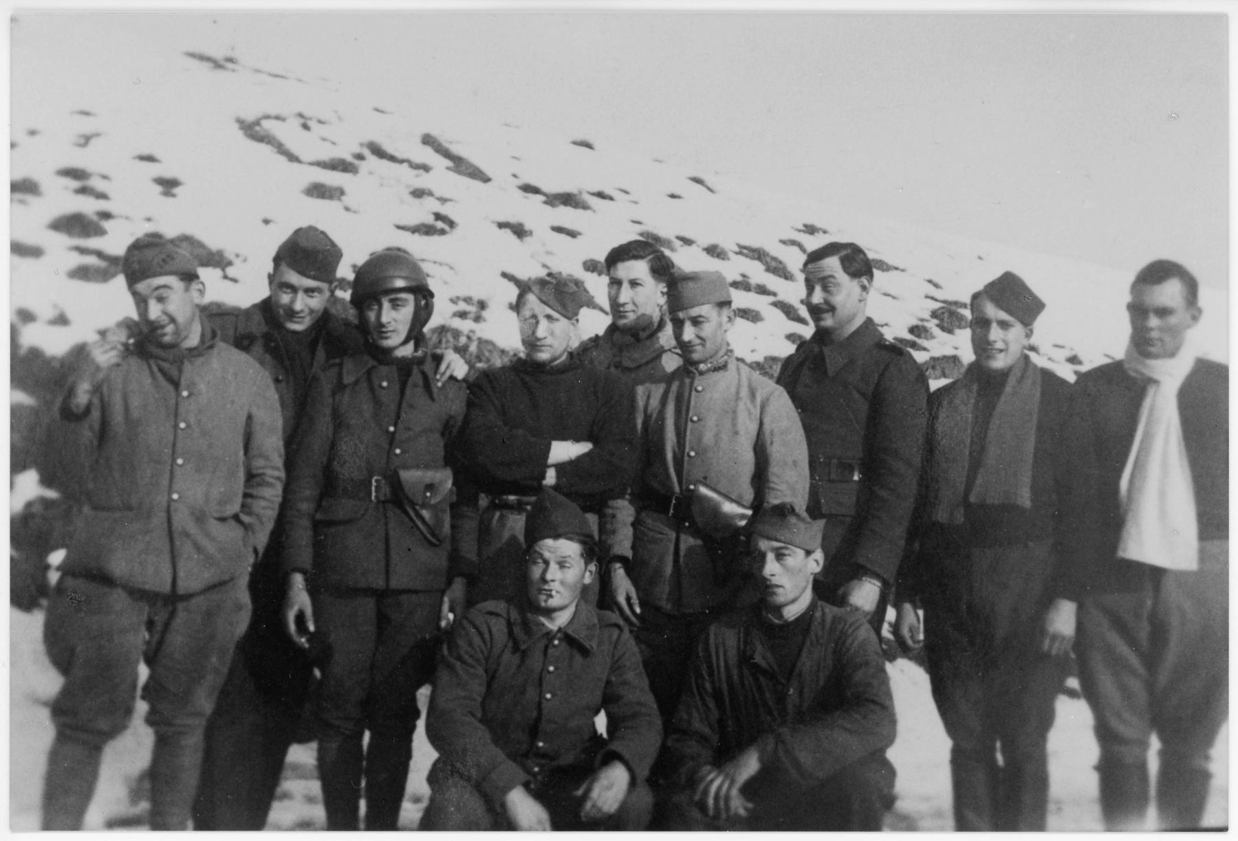 Ligne Maginot - LA FERTE - (Ouvrage d'infanterie) - Photo d'une partie de l'équipage prise pendant l'hiver 1939-1940 en avant du bloc 1

Debouts:
1 ?; 2?; 3?; 4?; 
5: Baumler; 
6: Deforges (chef de l'AMn°3); 
7: Sgt Pierson (muté fin 39 au CIF de Stenay (21° Bon 155° RIF)
8: Darchu (infirmier)
9: Varoquier

Acroupis : ? - Inconnu