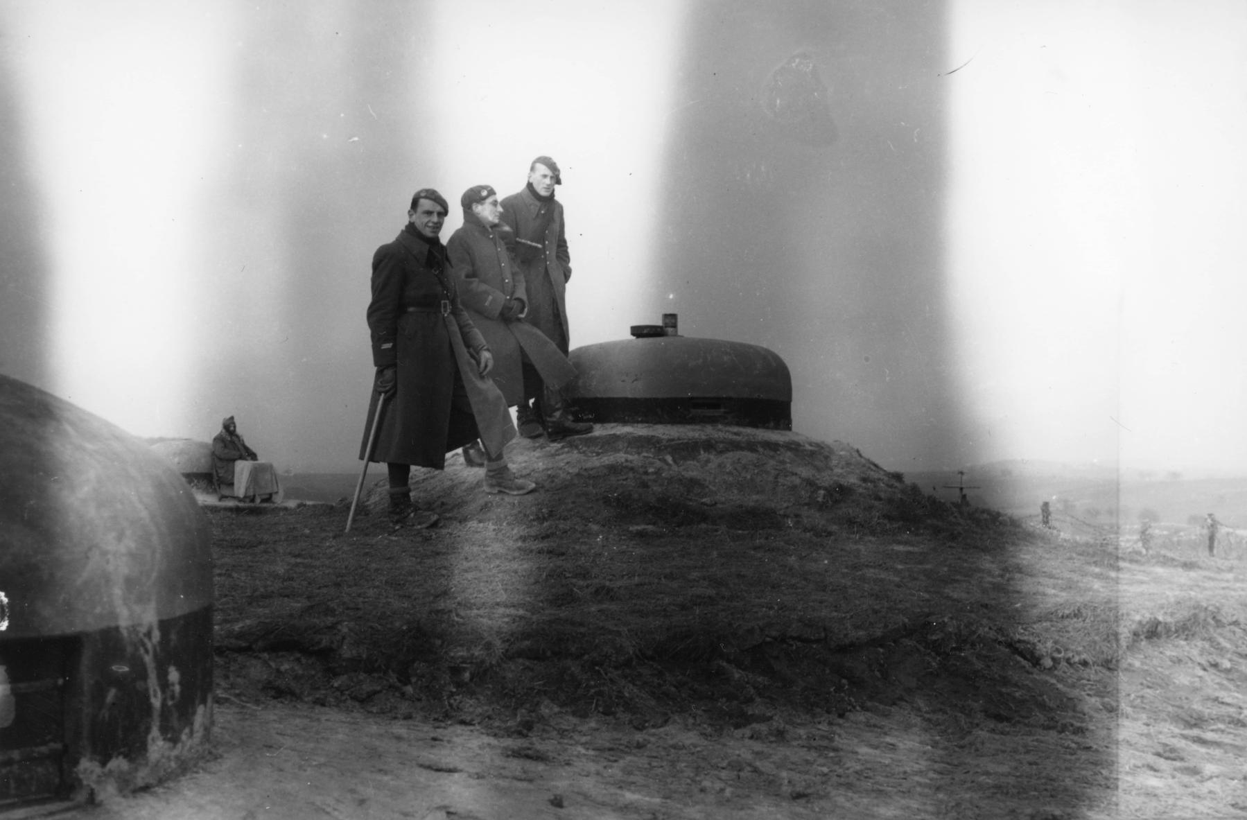 Ligne Maginot - ASCHBACH EST - O2 - (Casemate d'infanterie - Double) - Lt Vialle - Lt ?? et Lt Beck ?
Posant devant la cloche VDP - Inconnu 